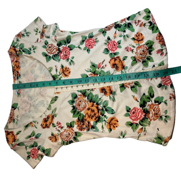Kimchi Blue Hook and Eye Front Floral Tee size M - Picture 11 of 14